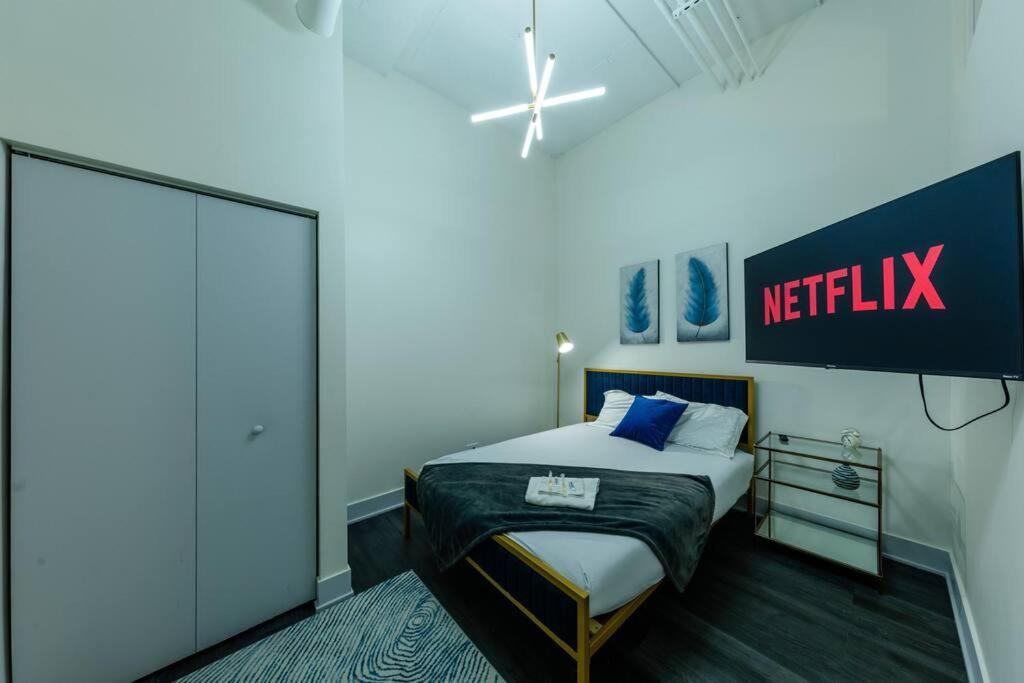 Massive 6Br Luxury Suite Sleeps 12 Guests With Jacuzzi & Pool Table Perfect Group Stay And Optional Parking Near Mccormick Place & Soldier Field Apartment