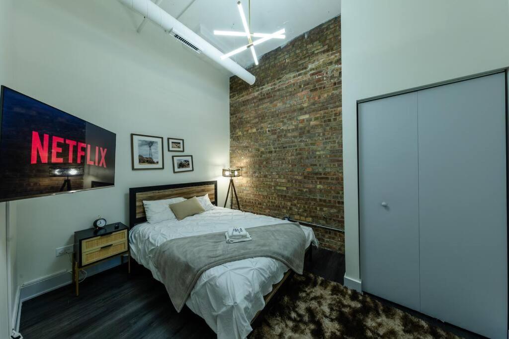 Massive 6Br Luxury Suite Sleeps 12 Guests With Jacuzzi & Pool Table Perfect Group Stay And Optional Parking Near Mccormick Place & Soldier Field *