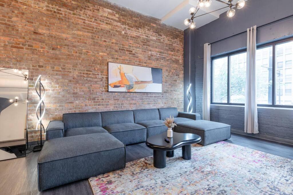 Massive 6Br Luxury Suite Sleeps 12 Guests With Jacuzzi & Pool Table Perfect Group Stay And Optional Parking Near Mccormick Place & Soldier Field Apartment *