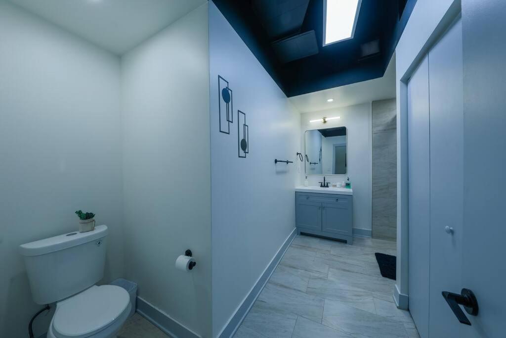 Massive 6Br Luxury Suite Sleeps 12 Guests With Jacuzzi & Pool Table Perfect Group Stay And Optional Parking Near Mccormick Place & Soldier Field Apartment Chicago