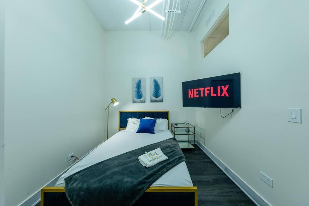 Massive 6Br Luxury Suite Sleeps 12 Guests With Jacuzzi & Pool Table Perfect Group Stay And Optional Parking Near Mccormick Place & Soldier Field Chicago