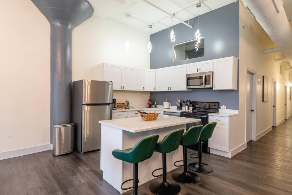 Massive 6Br Luxury Suite Sleeps 12 Guests With Jacuzzi & Pool Table Perfect Group Stay And Optional Parking Near Mccormick Place & Soldier Field