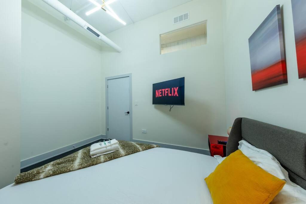 Massive 6Br Luxury Suite Sleeps 12 Guests With Jacuzzi & Pool Table Perfect Group Stay And Optional Parking Near Mccormick Place & Soldier Field Apartment *