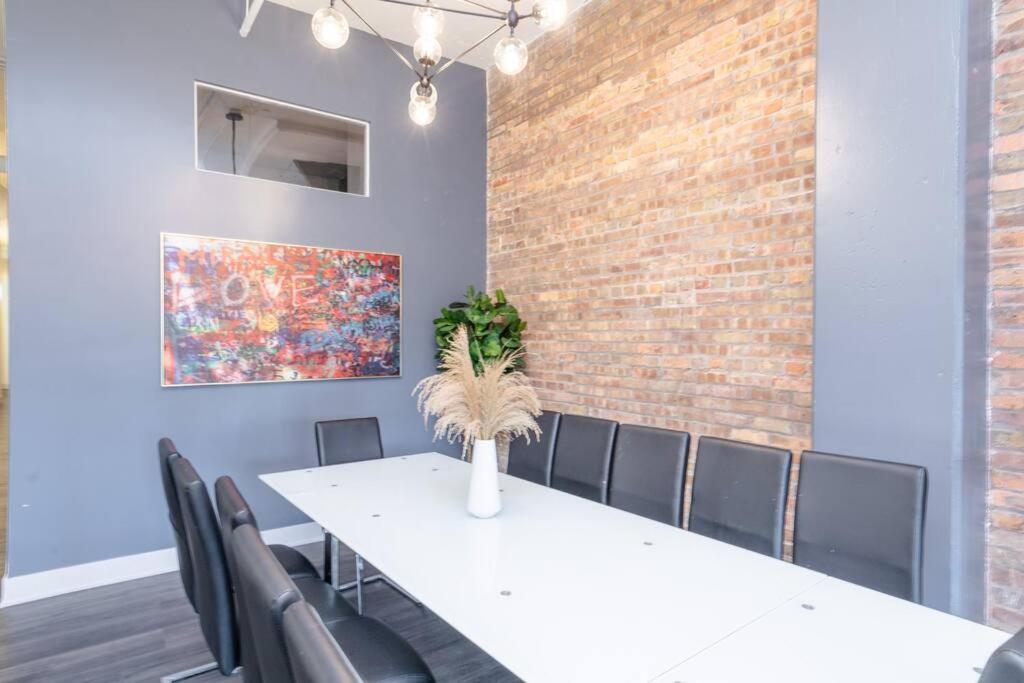 Massive 6Br Luxury Suite Sleeps 12 Guests With Jacuzzi & Pool Table Perfect Group Stay And Optional Parking Near Mccormick Place & Soldier Field * Chicago