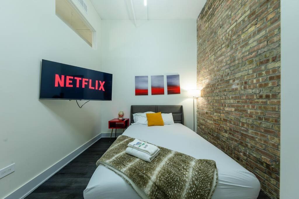 Apartment Massive 6Br Luxury Suite Sleeps 12 Guests With Jacuzzi & Pool Table Perfect Group Stay And Optional Parking Near Mccormick Place & Soldier Field
