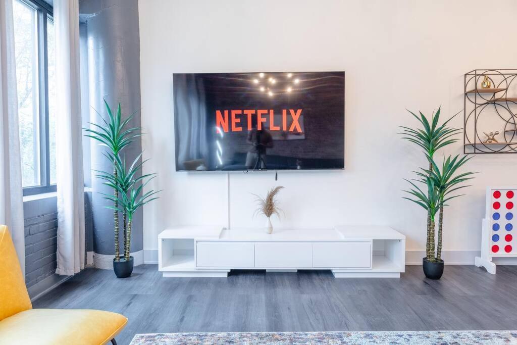Massive 6Br Luxury Suite Sleeps 12 Guests With Jacuzzi & Pool Table Perfect Group Stay And Optional Parking Near Mccormick Place & Soldier Field Apartment Chicago