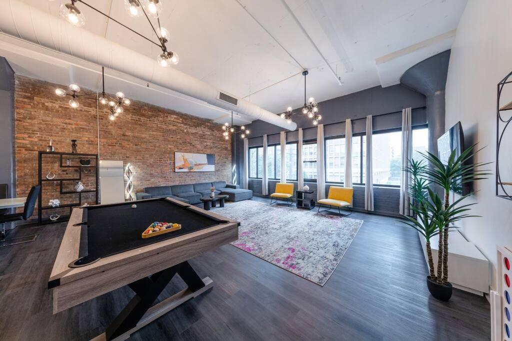 Massive 6Br Luxury Suite Sleeps 12 Guests With Jacuzzi & Pool Table Perfect Group Stay And Optional Parking Near Mccormick Place & Soldier Field Chicago