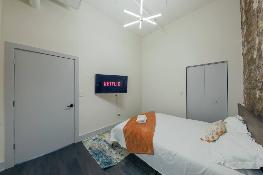 Massive 6Br Luxury Suite Sleeps 12 Guests With Jacuzzi & Pool Table Perfect Group Stay And Optional Parking Near Mccormick Place & Soldier Field Apartment