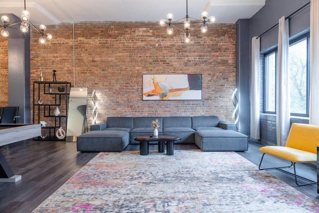 Massive 6Br Luxury Suite Sleeps 12 Guests With Jacuzzi & Pool Table Perfect Group Stay And Optional Parking Near Mccormick Place & Soldier Field Apartment *