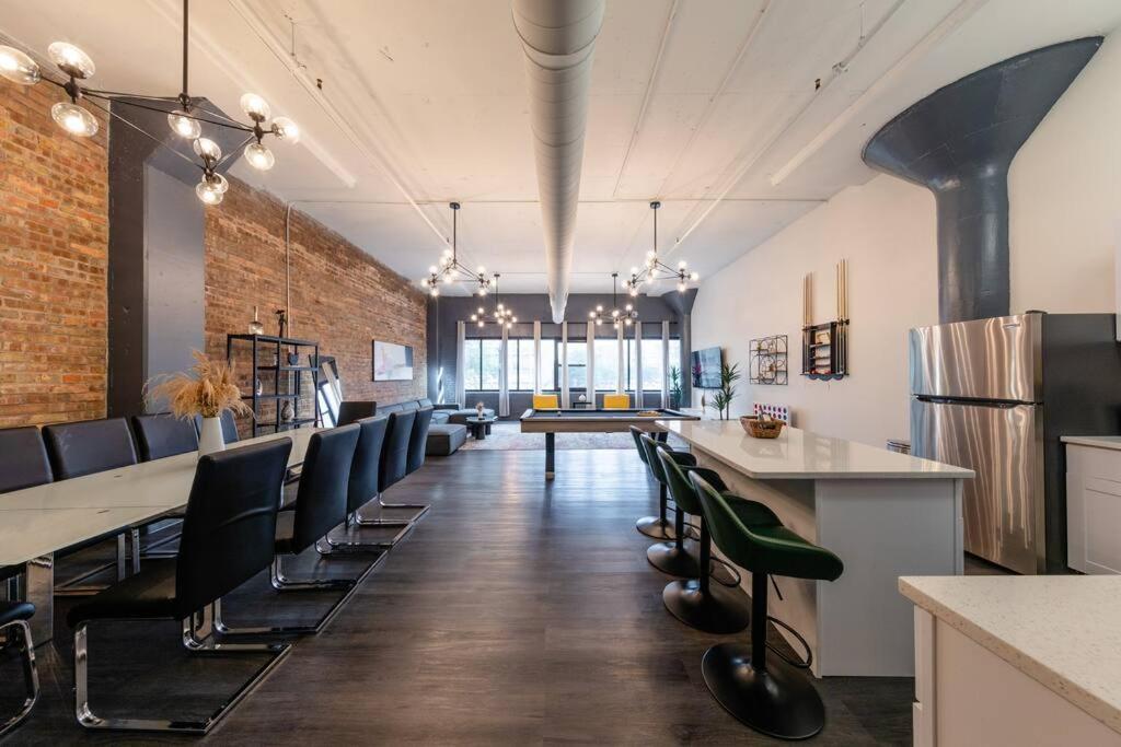Massive 6Br Luxury Suite Sleeps 12 Guests With Jacuzzi & Pool Table Perfect Group Stay And Optional Parking Near Mccormick Place & Soldier Field Chicago