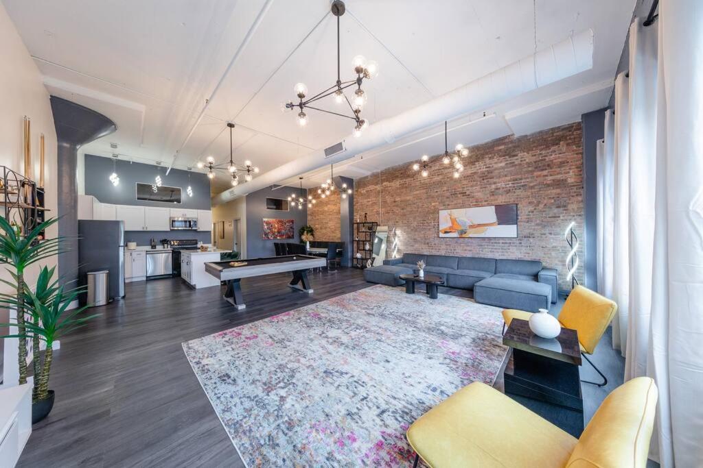 Massive 6Br Luxury Suite Sleeps 12 Guests With Jacuzzi & Pool Table Perfect Group Stay And Optional Parking Near Mccormick Place & Soldier Field Apartment