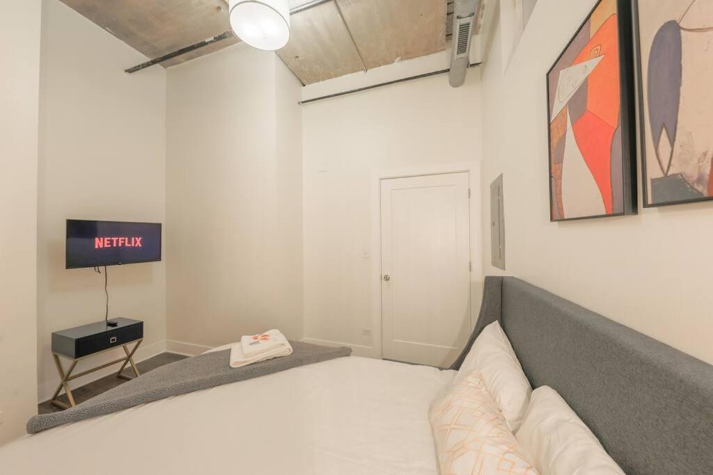 Apartment Spacious 2Br On Michigan Ave With Private Patio, Optional Parking & Gym Near Mccormick Convention Center, Soldier Field And Grant Park *