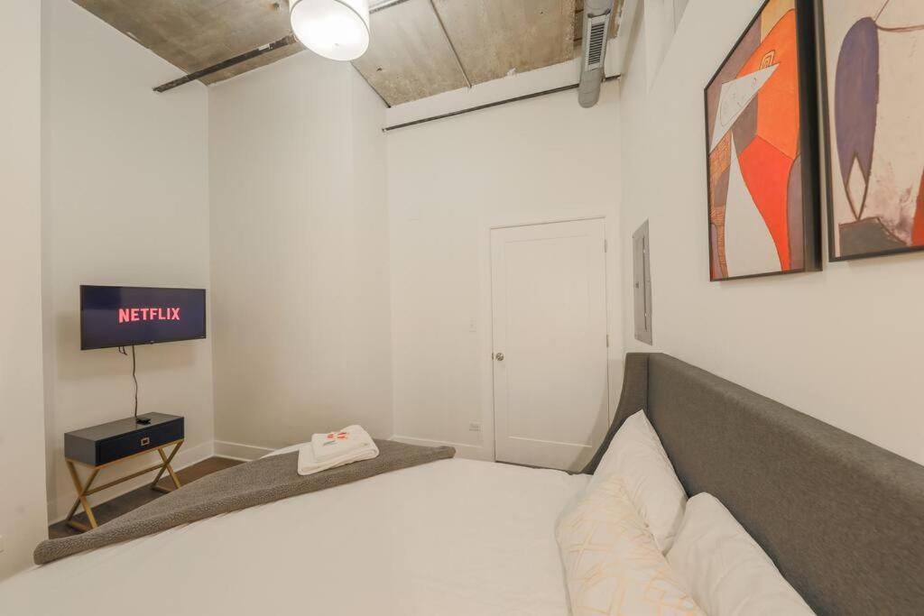Spacious 2Br On Michigan Ave With Private Patio, Optional Parking & Gym Near Mccormick Convention Center, Soldier Field And Grant Park Apartment *