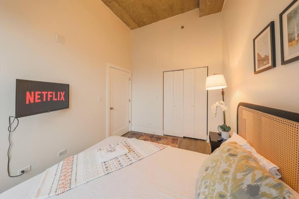 Spacious 2Br On Michigan Ave With Private Patio, Optional Parking & Gym Near Mccormick Convention Center, Soldier Field And Grant Park Apartment *