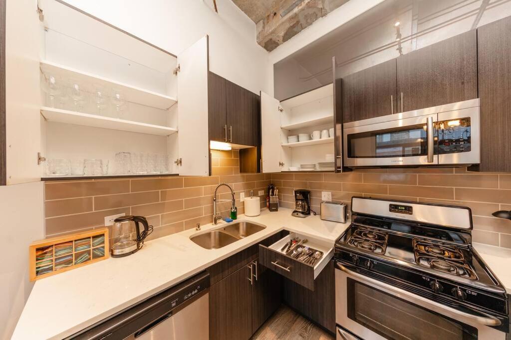 Spacious 2Br On Michigan Ave With Private Patio, Optional Parking & Gym Near Mccormick Convention Center, Soldier Field And Grant Park Apartment Chicago