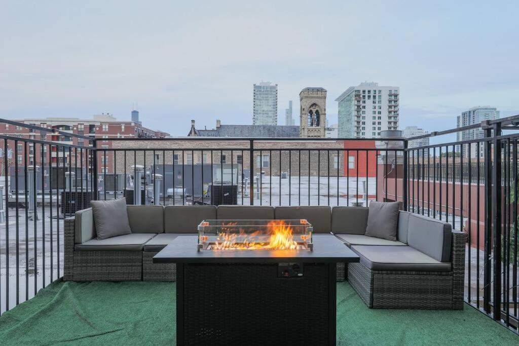 Spacious 2Br On Michigan Ave With Private Patio, Optional Parking & Gym Near Mccormick Convention Center, Soldier Field And Grant Park *