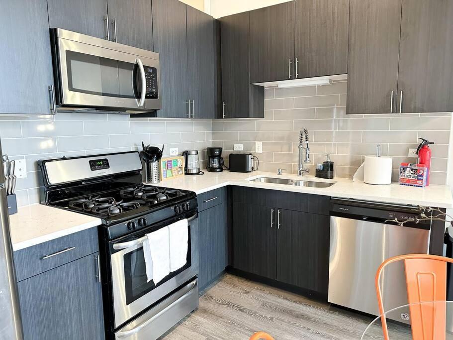 Apartment Chicago 2Br City Retreat With Optional Parking And Gym Access Near Mccormick Place And Soldier Field *