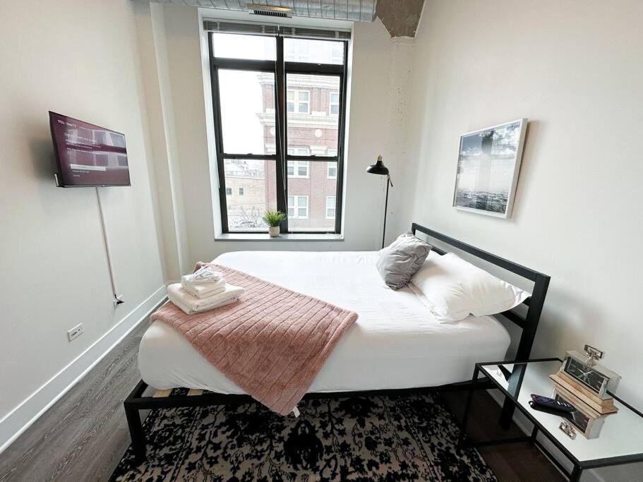 Chicago 2Br City Retreat With Optional Parking And Gym Access Near Mccormick Place And Soldier Field Apartment
