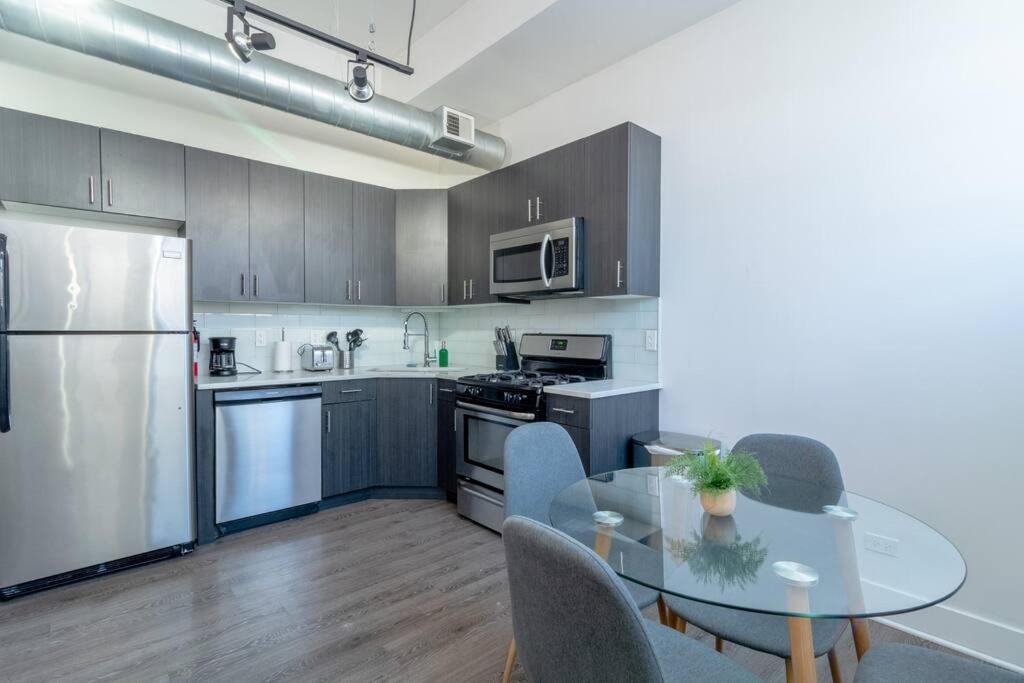Mccormick Pl 420 Friendly 1br/1ba With Optional Parking/sleeps 4 Apartment Chicago