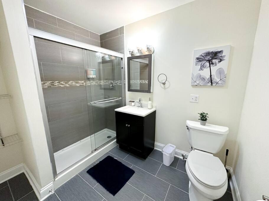 Family And Group Friendly 5Br Spacious Unit With Pool Table And Optional Parking Near Mccormick Place And Soldier Field Chicago