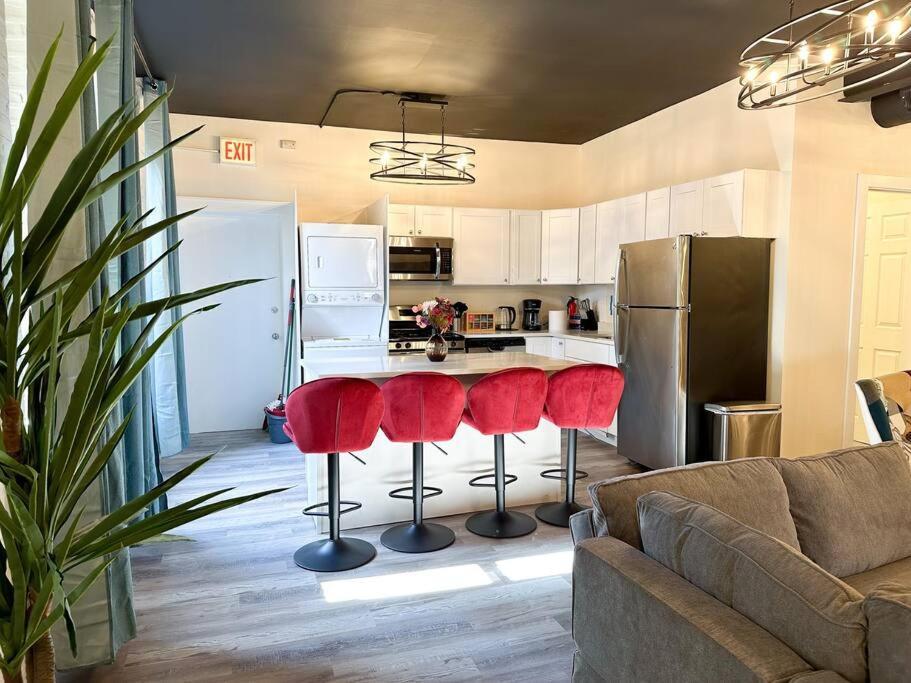 Family And Group Friendly 5Br Spacious Unit With Pool Table And Optional Parking Near Mccormick Place And Soldier Field Apartment *
