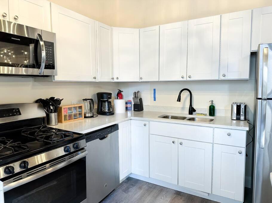 Family And Group Friendly 5Br Spacious Unit With Pool Table And Optional Parking Near Mccormick Place And Soldier Field * Chicago
