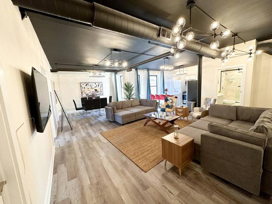 Family And Group Friendly 5Br Spacious Unit With Pool Table And Optional Parking Near Mccormick Place And Soldier Field *