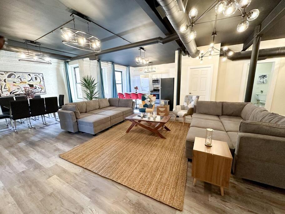 Apartment Family And Group Friendly 5Br Spacious Unit With Pool Table And Optional Parking Near Mccormick Place And Soldier Field Chicago