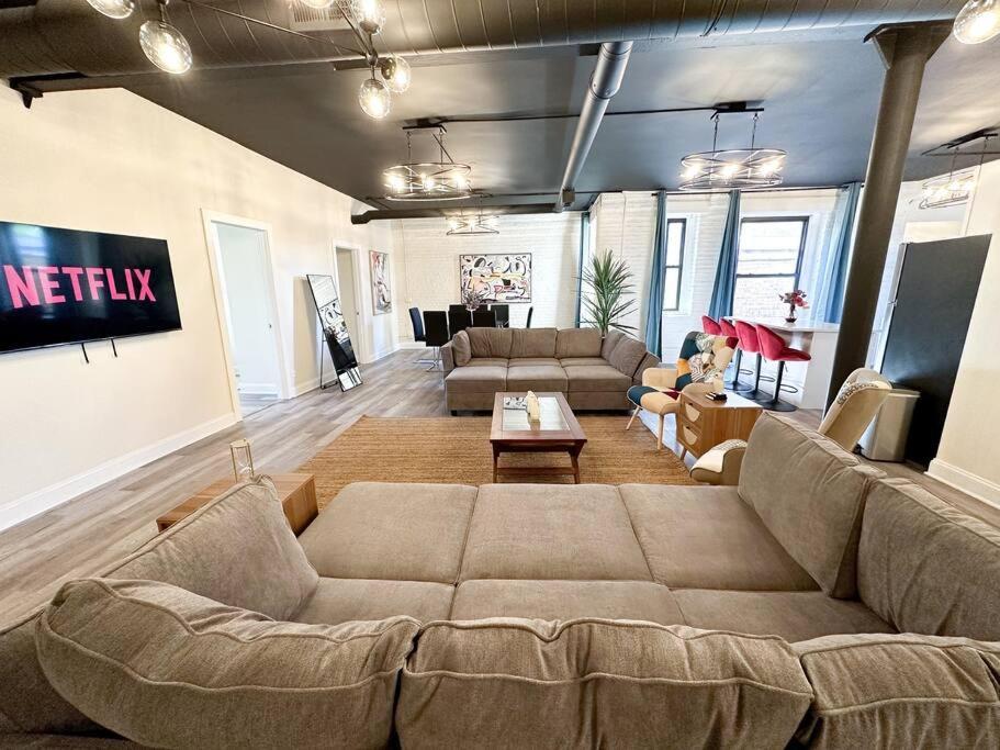 Family And Group Friendly 5Br Spacious Unit With Pool Table And Optional Parking Near Mccormick Place And Soldier Field Apartment