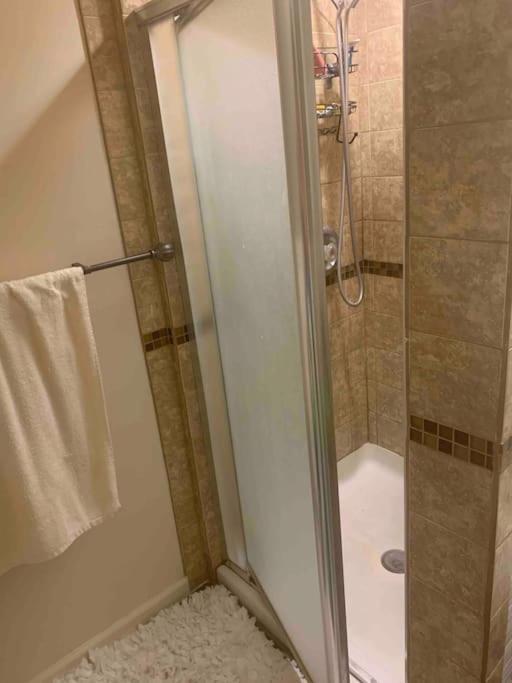Apartment Entire 1 Bedroom Floor Unit With Patio