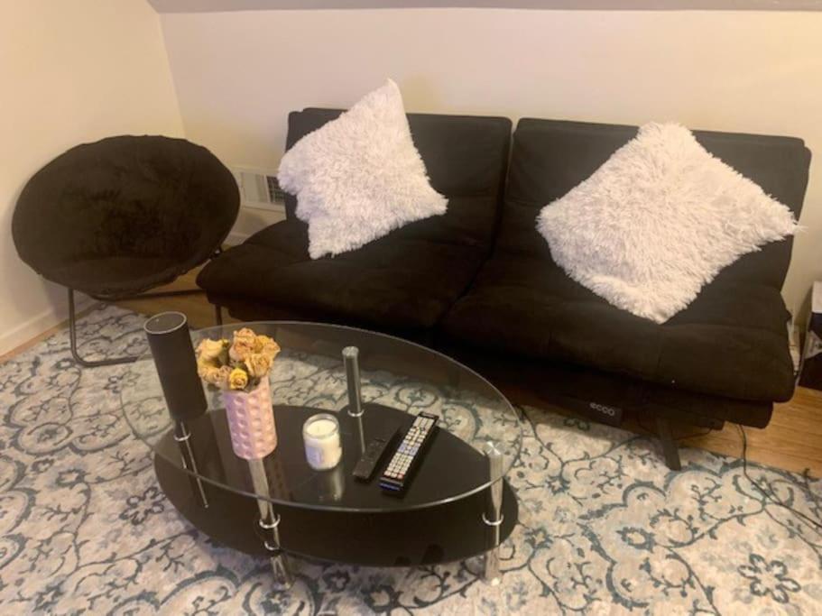 Apartment Entire 1 Bedroom Floor Unit With Patio
