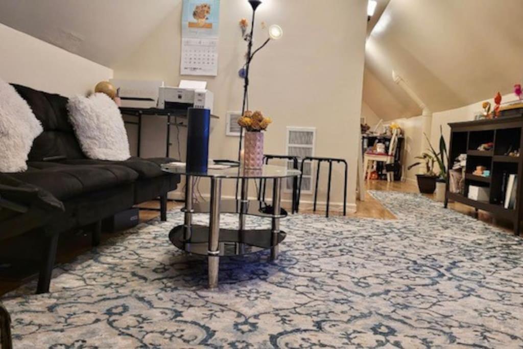 Apartment Entire 1 Bedroom Floor Unit With Patio *