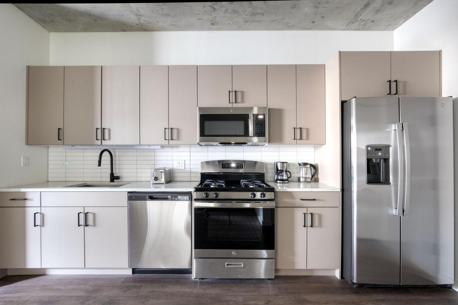 River North 1br Nr L Stop Riverwalk Loop Chi-1037 *