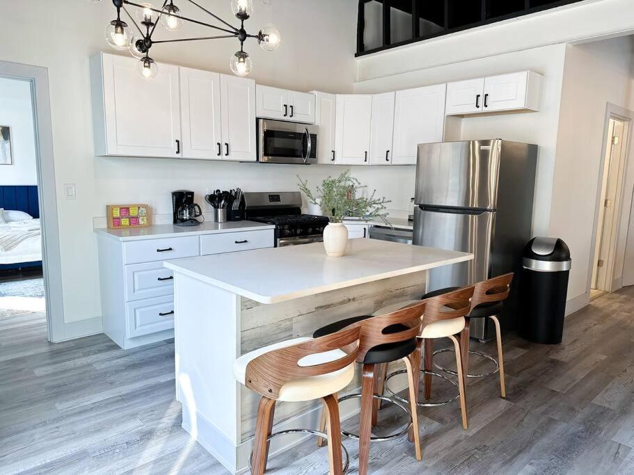 Luxury 5br Retreat Perfect For Groups With Pool Table & Optional Parking Near Mccormick Place And Soldier Field *