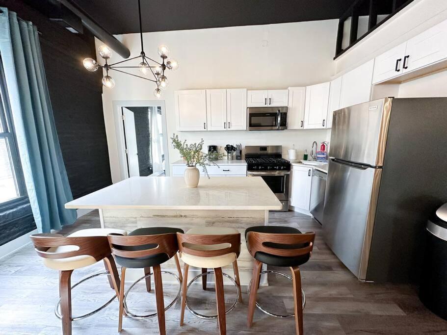 Luxury 5Br Chicago Retreat Perfect For Groups With Pool Table & Optional Parking Near Mccormick Place And Soldier Field