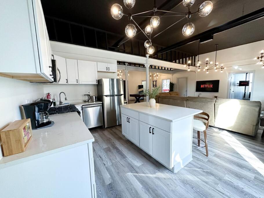 Luxury 5Br Chicago Retreat Perfect For Groups With Pool Table & Optional Parking Near Mccormick Place And Soldier Field Chicago