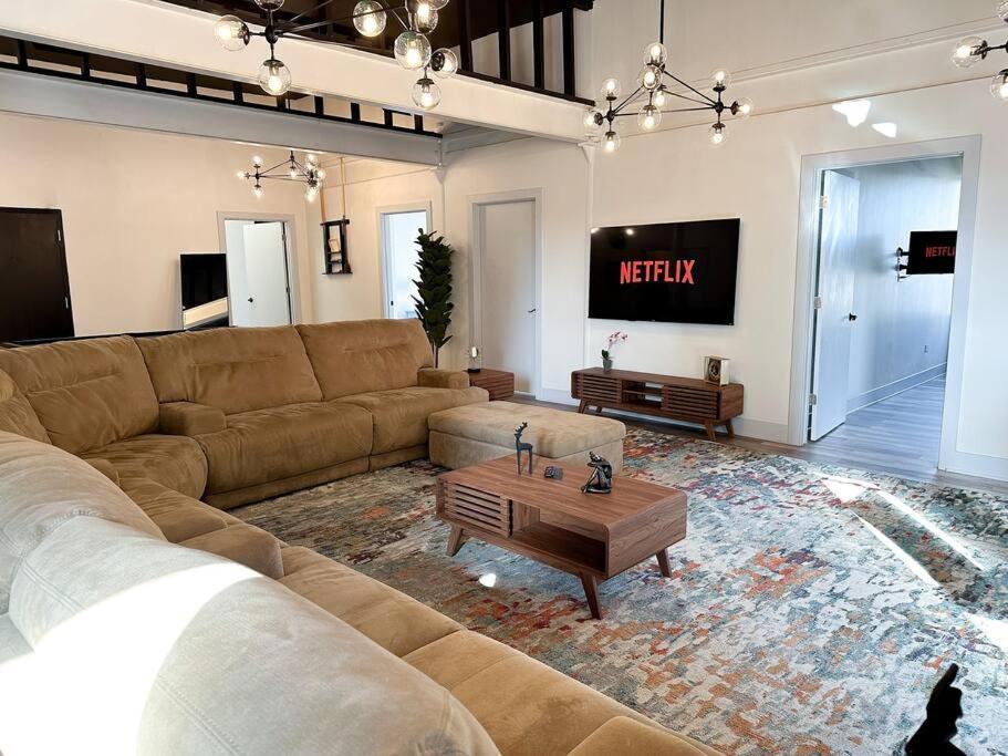 Luxury 5Br Chicago Retreat Perfect For Groups With Pool Table & Optional Parking Near Mccormick Place And Soldier Field Apartment