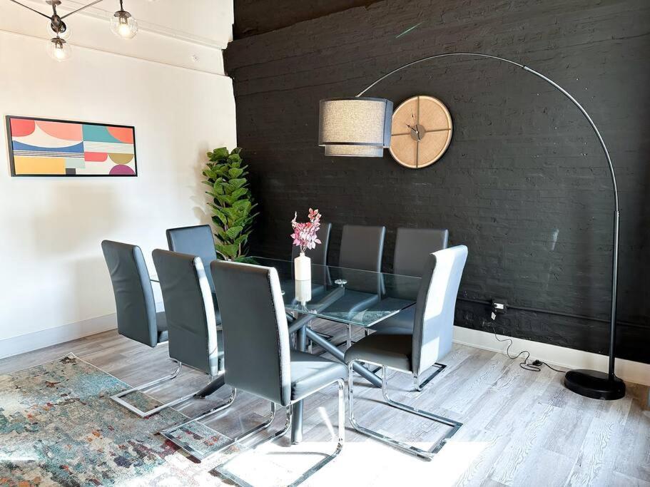 Luxury 5Br Chicago Retreat Perfect For Groups With Pool Table & Optional Parking Near Mccormick Place And Soldier Field Apartment