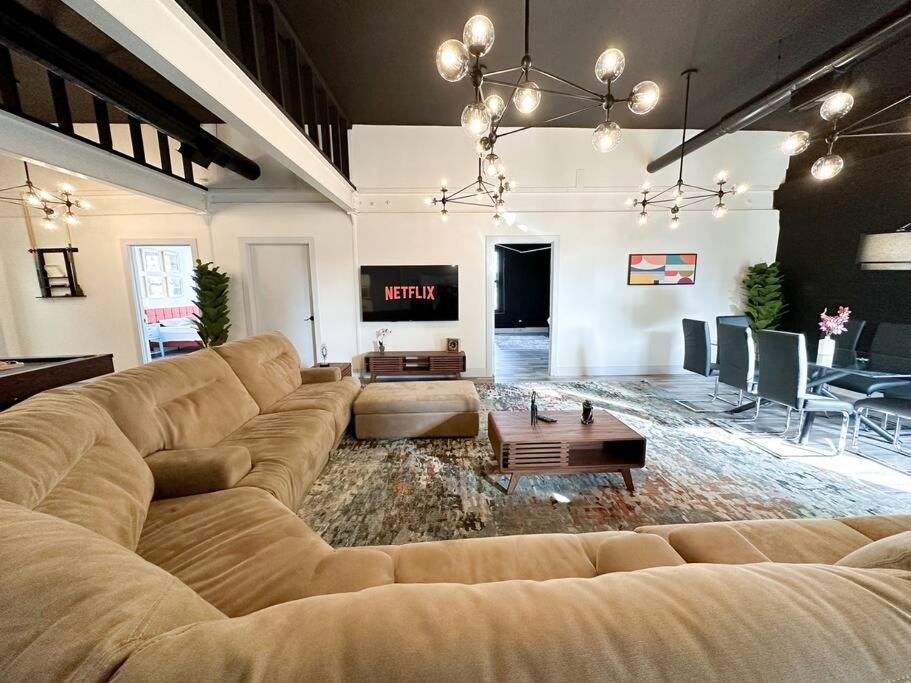 Luxury 5br Retreat Perfect For Groups With Pool Table & Optional Parking Near Mccormick Place And Soldier Field * Chicago