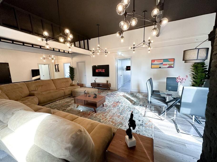 Luxury 5Br Chicago Retreat Perfect For Groups With Pool Table & Optional Parking Near Mccormick Place And Soldier Field Apartment Chicago