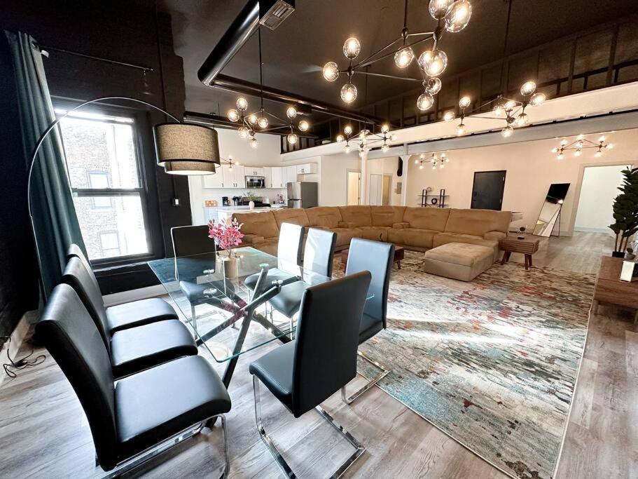 Luxury 5Br Chicago Retreat Perfect For Groups With Pool Table & Optional Parking Near Mccormick Place And Soldier Field Apartment