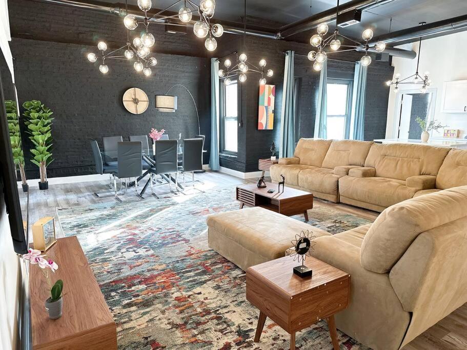 Luxury 5Br Chicago Retreat Perfect For Groups With Pool Table & Optional Parking Near Mccormick Place And Soldier Field