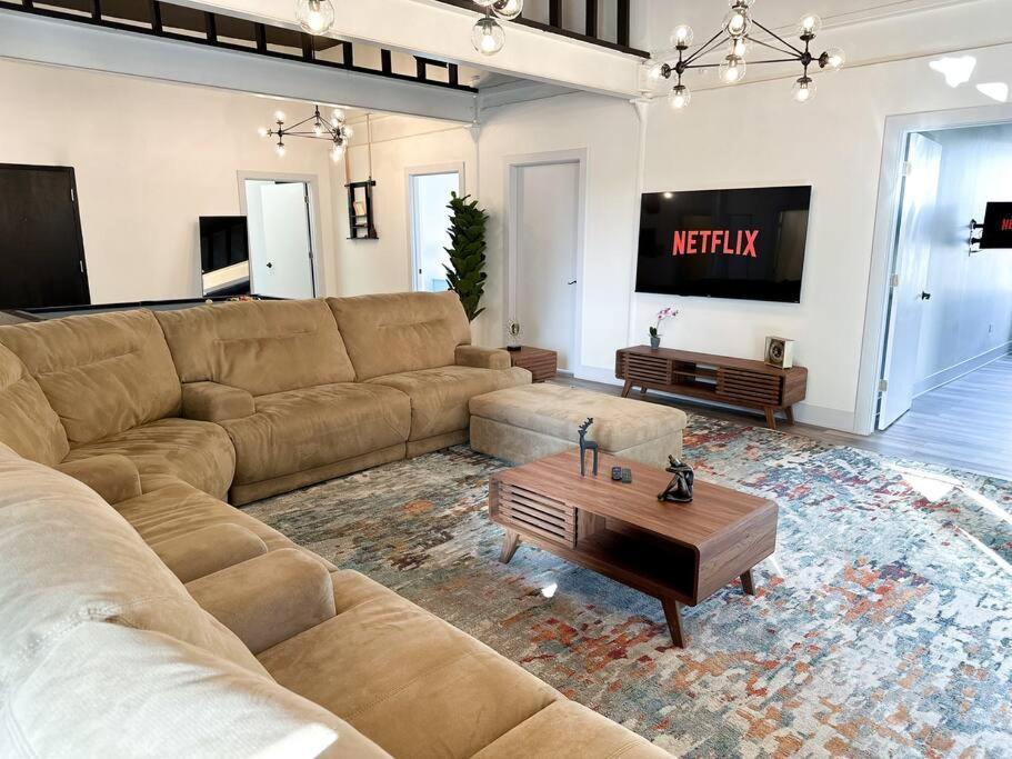 Luxury 5Br Chicago Retreat Perfect For Groups With Pool Table & Optional Parking Near Mccormick Place And Soldier Field Chicago