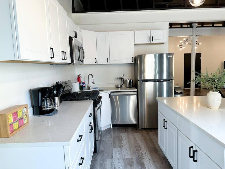 Luxury 5Br Chicago Retreat Perfect For Groups With Pool Table & Optional Parking Near Mccormick Place And Soldier Field