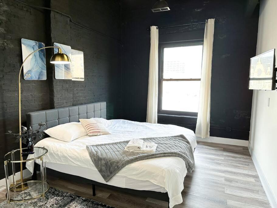 Luxury 5Br Chicago Retreat Perfect For Groups With Pool Table & Optional Parking Near Mccormick Place And Soldier Field Apartment