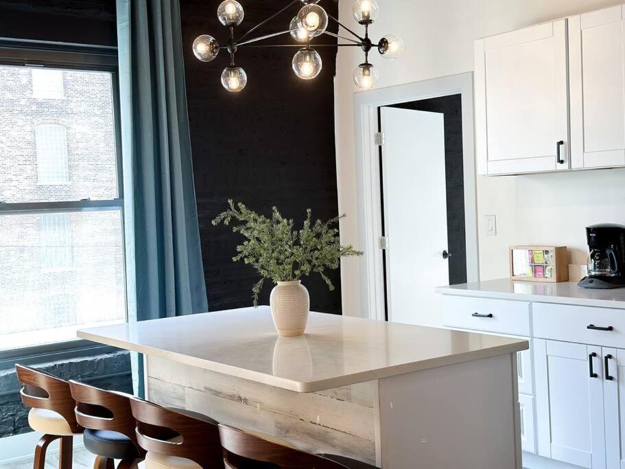 Luxury 5Br Chicago Retreat Perfect For Groups With Pool Table & Optional Parking Near Mccormick Place And Soldier Field Apartment *