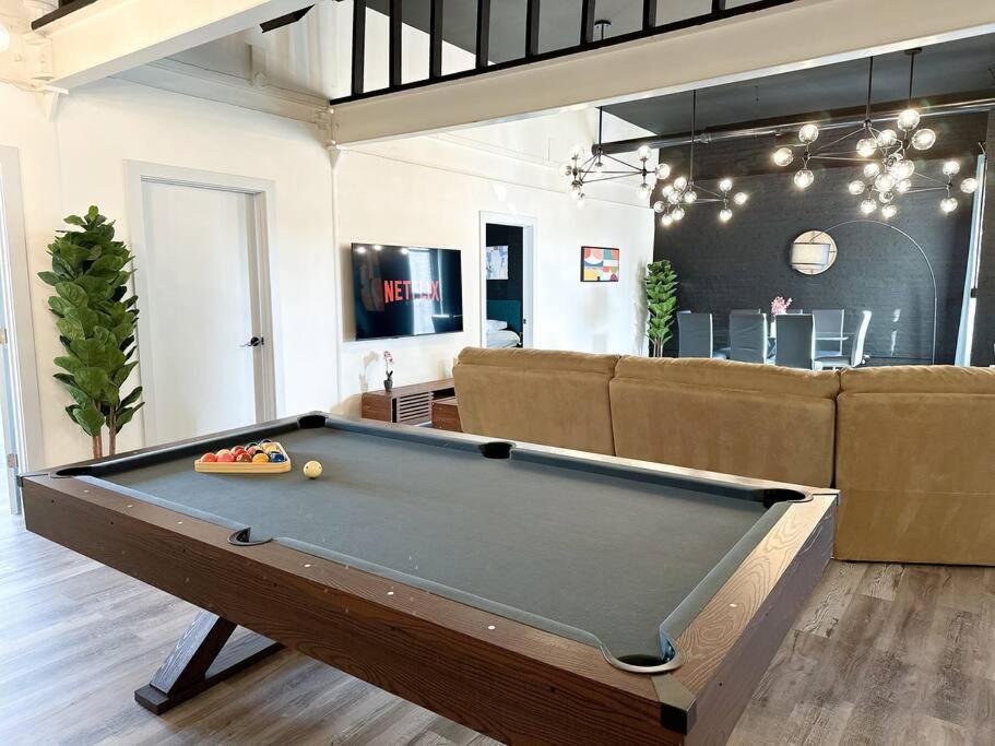 Luxury 5Br Chicago Retreat Perfect For Groups With Pool Table & Optional Parking Near Mccormick Place And Soldier Field Chicago