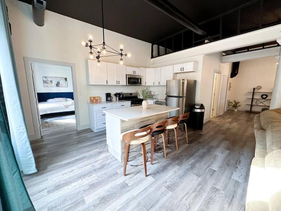 Luxury 5Br Chicago Retreat Perfect For Groups With Pool Table & Optional Parking Near Mccormick Place And Soldier Field Apartment