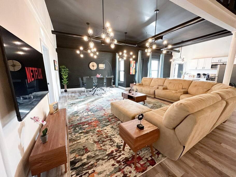 Luxury 5Br Chicago Retreat Perfect For Groups With Pool Table & Optional Parking Near Mccormick Place And Soldier Field *