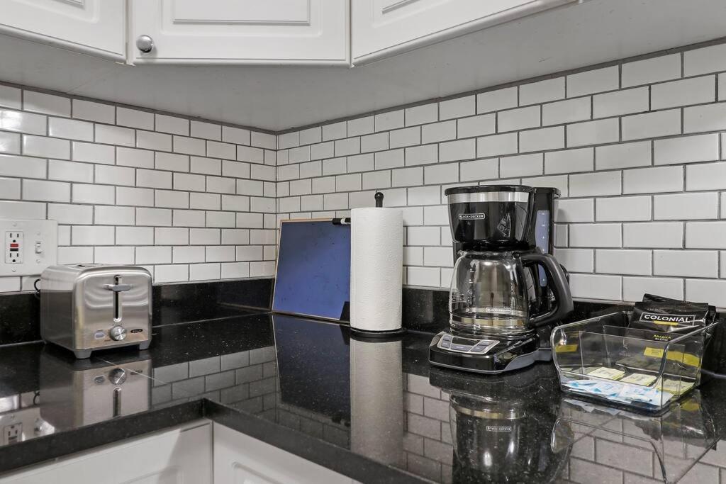 1br Calm, Cozy & Furnished In Hyde Park - Windermere 402 *